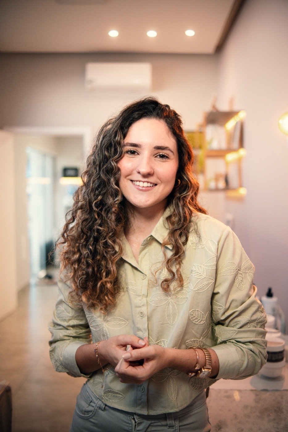 Gláucia Granado sorrindo na clínica