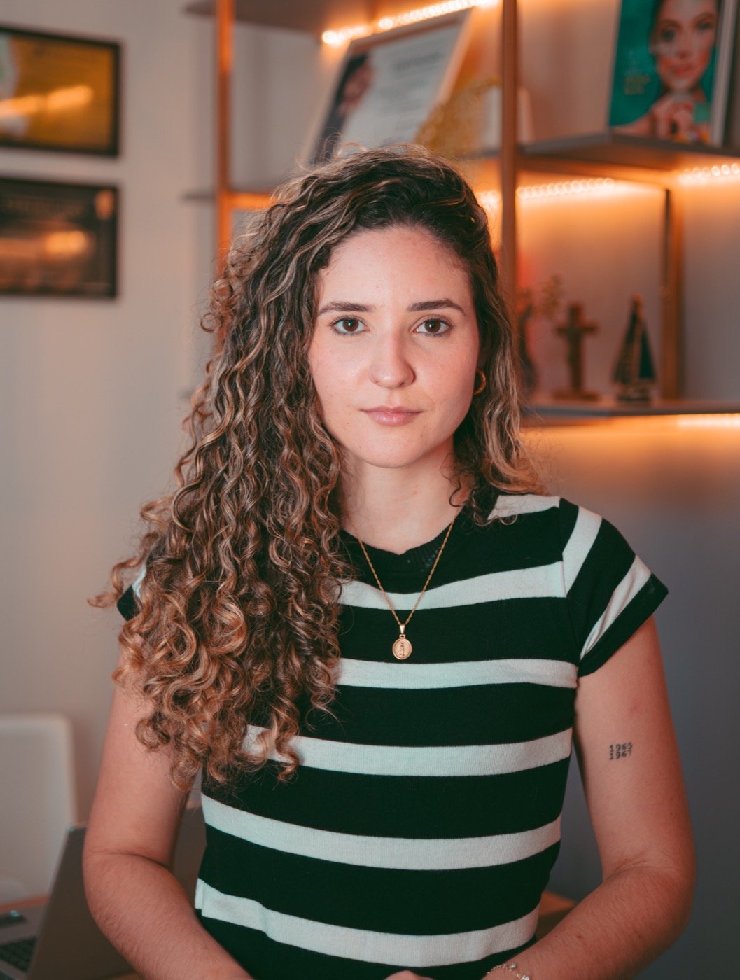 Gláucia olhando para a câmera, como numa videochamada